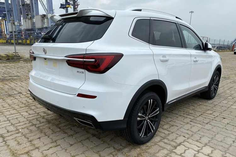 MG RX5 2023 vừa ra mắt đã được nhà phân phối mạnh tay ưu đãi 40 triệu đồng cho bản tiêu chuẩn vì thế giá xe lúc này chỉ còn 699 triệu đồng.