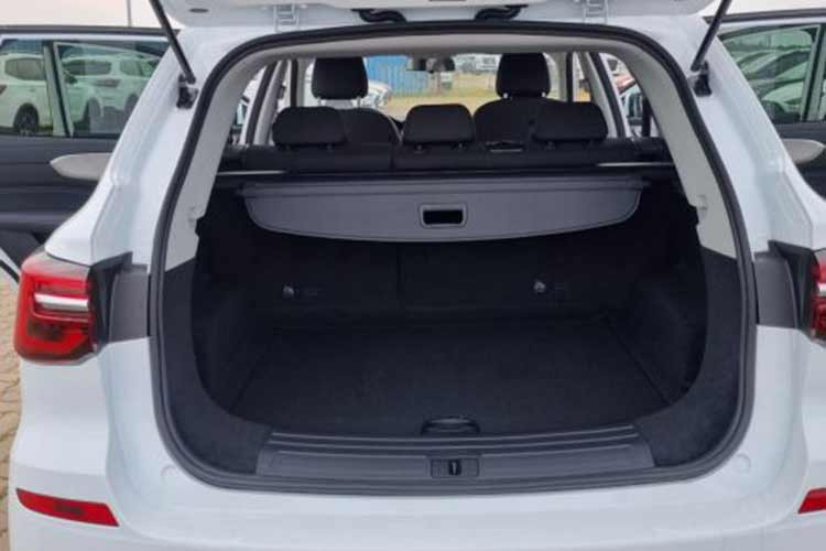 Xe được trang bị bộ mâm đa chấu 18 inch và đèn full LED. Trong khi đó, bản LUX sẽ dùng mâm 19 inch. Phía đuôi xe vẫn có cánh gió nóc dạng tai mèo nhằm tăng tính ổn định cho xe khi chạy ở tốc độ cao, đồng thời khiến cho chiếc CUV mang dáng vẻ thể thao hơn.