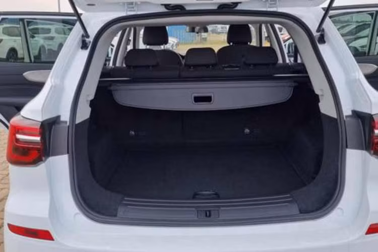 Xe được trang bị bộ mâm đa chấu 18 inch và đèn full LED. Trong khi đó, bản LUX sẽ dùng mâm 19 inch. Phía đuôi xe vẫn có cánh gió nóc dạng tai mèo nhằm tăng tính ổn định cho xe khi chạy ở tốc độ cao, đồng thời khiến cho chiếc CUV mang dáng vẻ thể thao hơn.