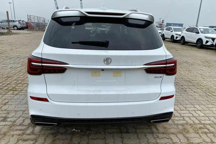 Nhìn chung, ngoại thất của MG RX5 2023 bản tiêu chuẩn vẫn giống hệt so với bản LUX cao cấp. Chỉ có một vài chi tiết khác biệt để dễ nhận biết như bản tiêu chuẩn không có những đường line màu xanh làm điểm nhấn ở xung quanh xe, mà thay vào đó là những đường mạ crom. 