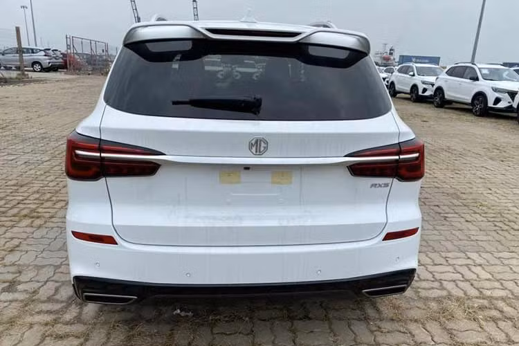 Nhìn chung, ngoại thất của MG RX5 2023 bản tiêu chuẩn vẫn giống hệt so với bản LUX cao cấp. Chỉ có một vài chi tiết khác biệt để dễ nhận biết như bản tiêu chuẩn không có những đường line màu xanh làm điểm nhấn ở xung quanh xe, mà thay vào đó là những đường mạ crom. 