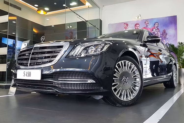 Mercedes-Benz Việt Nam (MBV) vừa chính thức trình làng 2 phiên bản S-Class 2018 bao gồm S 450 L và S 450 L Luxury vào đầu tháng 6/2018 vừa qua. Mới đây một đại lý MBV tại TP HCM đã bất ngờ lắp bộ mâm 19 inch của chiếc xe siêu sang Mercedes-Maybach S600 cho mẫu xe sang Mercedes-Benz S450L Luxury 2018.