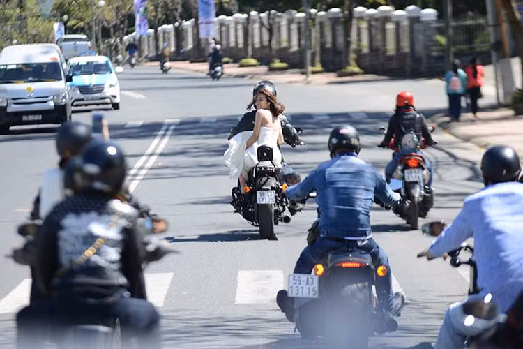 Theo sau hộ tống là dàn môtô Harley-Davidson khoảng 10 chiếc chủ yếu là dòng sportster và cruiser, đặc biệt nhất là chiếc xe CVO Breakout "hàng thửa" có mức giá lên đến hơn 1,5 tỷ đồng hiện đang bán ra tại Việt Nam.