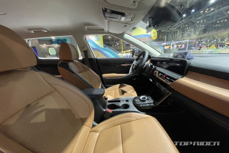 Đặc biệt, xe còn chuyển sang dùng núm xoay chuyển số mới thay cho cần số truyền thống, giúp cụm điều khiển trung tâm trở nên gọn gàng hơn. Thay đổi còn lại là kính lái cách âm 2 lớp, mang đến nội thất yên tĩnh hơn cho mẫu SUV hạng B này.