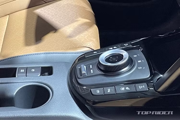 Về trang bị an toàn, xe được trang bị camera 360 độ và camera cập lề mới. Đây là mẫu SUV hạng B đầu tiên tại thị trường Hàn Quốc có những trang bị an toàn này. Bên cạnh đó là những tính năng an toàn khác như hỗ trợ tránh va chạm khi lùi chuồng hay hỗ trợ đỗ xe từ xa thông minh.