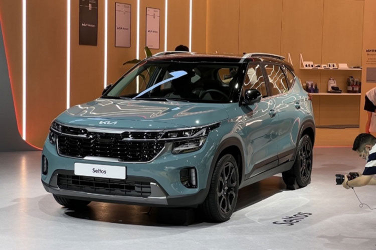 Cụ thể, Kia Seltos 2023 có thêm động cơ xăng 4 xi-lanh, hút khí tự nhiên, dung tích 2.0L mới, kết hợp với hộp số biến thiên vô cấp IVT. Động cơ này tạo ra công suất tối đa 149 mã lực và mô-men xoắn cực đại 179 Nm. Theo hãng Kia, sự kết hợp giữa động cơ và hộp số này không chỉ giúp tiết kiệm xăng mà còn êm ái, sang số mượt mà. Động cơ tiêu thụ lượng xăng trung bình 12,9 km/lít (7,75 lít/100 km).