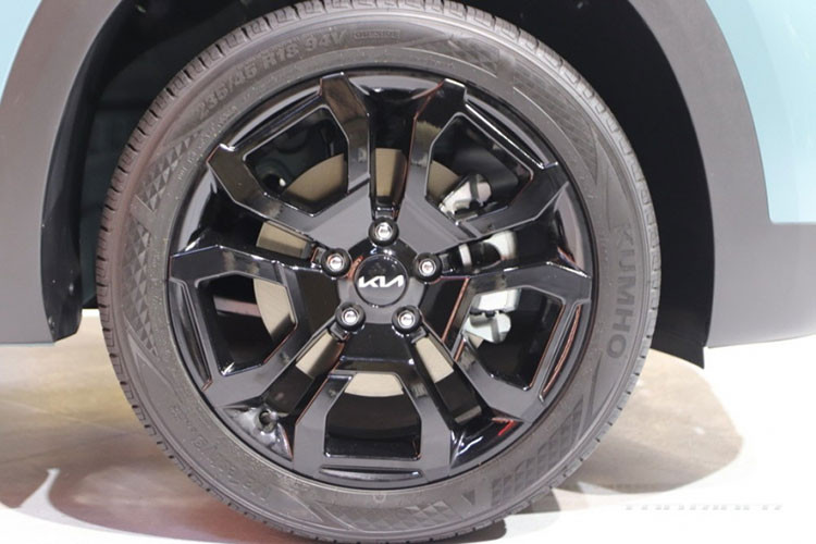 Không chỉ có động cơ và hộp số mới, Kia Seltos 2023 ở thị trường Hàn Quốc còn tăng nhẹ về kích thước. Theo đó, xe sở hữu chiều dài 4.390 mm, chiều rộng 1.800 mm, chiều cao 1.600 mm và chiều dài cơ sở 2.630 mm. So với xe đang bán ở Việt Nam, mẫu SUV hạng B này dài hơn 75 mm, thấp hơn 45 mm và chiều dài cơ sở tăng 20 mm.