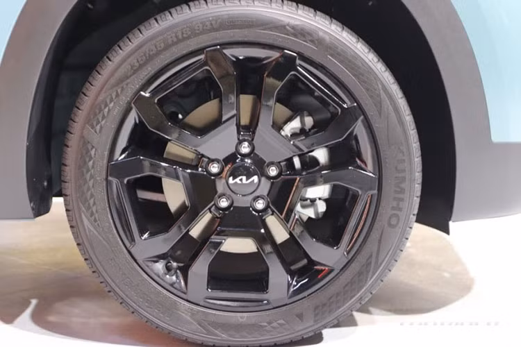 Không chỉ có động cơ và hộp số mới, Kia Seltos 2023 ở thị trường Hàn Quốc còn tăng nhẹ về kích thước. Theo đó, xe sở hữu chiều dài 4.390 mm, chiều rộng 1.800 mm, chiều cao 1.600 mm và chiều dài cơ sở 2.630 mm. So với xe đang bán ở Việt Nam, mẫu SUV hạng B này dài hơn 75 mm, thấp hơn 45 mm và chiều dài cơ sở tăng 20 mm.