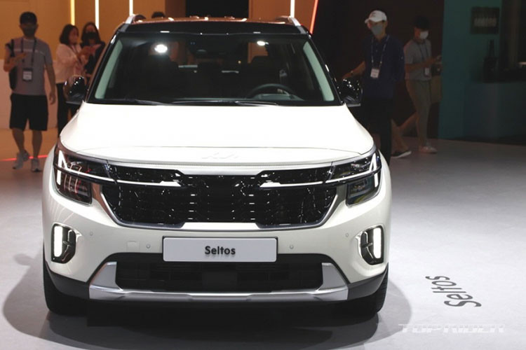 Về ngoại hình, xe sở hữu lưới tản nhiệt mới đặt thấp hơn bản cũ và hệ thống đèn 2 tầng khác biệt. Dải đèn LED định vị ban ngày nằm phía trên và lấy cảm hứng thiết kế từ bản đồ sao, bao quanh đèn pha. Khu vực bên dưới đầu xe xuất hiện hốc gió trung tâm lớn hơn trước, tấm ốp hình sừng bò mới và đèn sương mù LED nằm dọc, đặt trong hốc màu đen bóng.