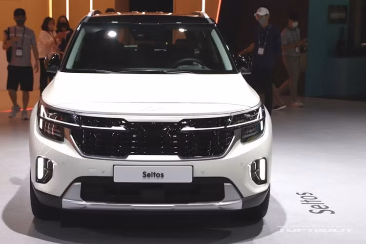 Về ngoại hình, xe sở hữu lưới tản nhiệt mới đặt thấp hơn bản cũ và hệ thống đèn 2 tầng khác biệt. Dải đèn LED định vị ban ngày nằm phía trên và lấy cảm hứng thiết kế từ bản đồ sao, bao quanh đèn pha. Khu vực bên dưới đầu xe xuất hiện hốc gió trung tâm lớn hơn trước, tấm ốp hình sừng bò mới và đèn sương mù LED nằm dọc, đặt trong hốc màu đen bóng.