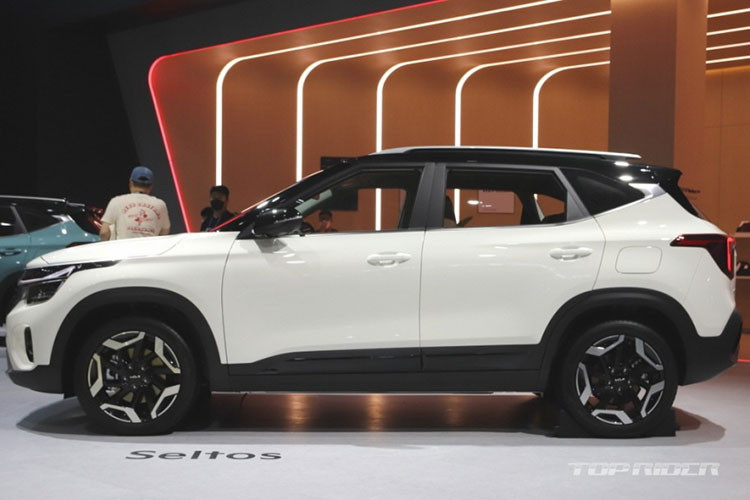 Trong khi đó, thiết kế bên sườn của Kia Seltos 2023 gần như giữ nguyên, trừ vành la-zăng mới. Ở bản cao cấp, xe sẽ dùng vành 18 inch. Riêng bản Gravity của Kia Seltos 2023 sẽ có những chi tiết ngoại thất màu tối như lưới tản nhiệt, tấm ốp hình sừng bò trên cản trước, ốp gương chiếu hậu và vành hợp kim 18 inch với thiết kế 5 chấu kép.