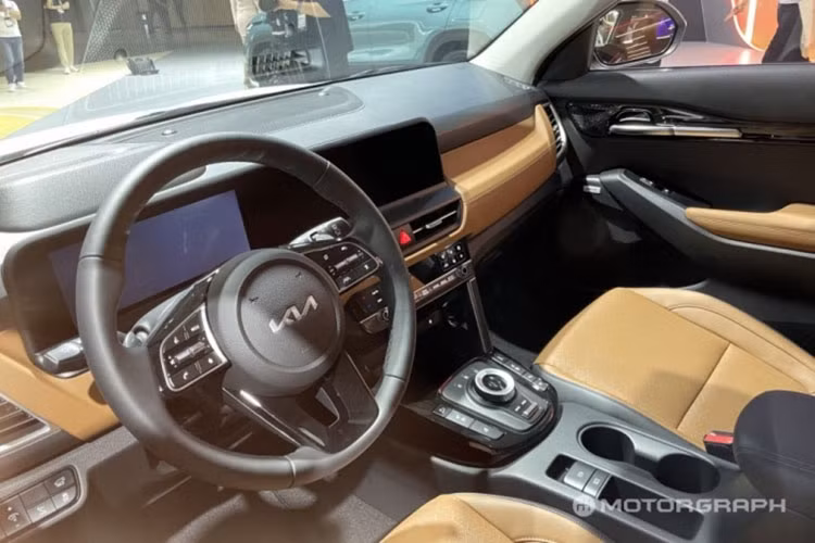 Bên trong nội thất của Kia Seltos 2023 cũng được thổi làn gió mới với chất liệu da 1 màu hoặc 2 màu, 2 màn hình 10,25 inch nối liền với nhau, nằm độc lập trên mặt táp-lô theo phong cách của những mẫu xe sang, cửa gió điều hòa trung tâm được thu nhỏ và tách rời với nút bấm khởi động máy.