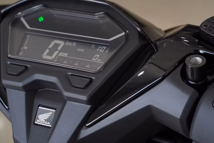 Ngoài móc treo đồ đầu xe thì cốp chứa đồ rộng 18 lít cũng đáp ứng được nhu cầu chứa vật dụng của người đi xe. Honda Vario 125 2024 tiếp tục sử dụng cụm đồng hồ kỹ thuật số toàn phần hiển thị đầy đủ các thông số máy.