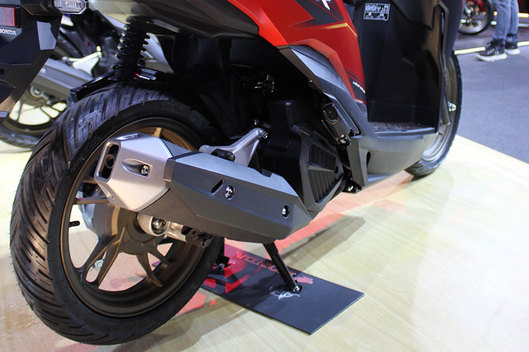 Xe cũng sử dụng chìa khóa thông minh smartkey hiện đại, và hốc chứa đồ đầu xe kèm nắp đóng và có cả cổng sạc USB tiện dụng để sạc các thiết bị cầm tay khi cần. Về sức mạnh, Honda tiếp tục trang bị cho Vario 125 2024 khối động cơ eSP+ 125cc làm mát bằng dung dịch.