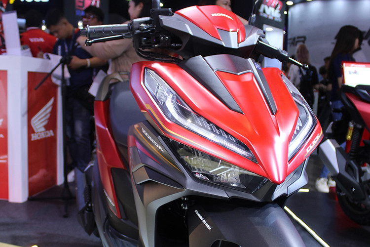 Ngoài việc bổ sung màu sắc mới thì các trang bị khác không thay đổi trên thế hệ 2024 Vario 125. Xe vẫn được trang bị hệ thống chiếu sáng fullLED trên toàn thân xe bao gồm cả đèn pha, xi nhan và chiếu hậu.