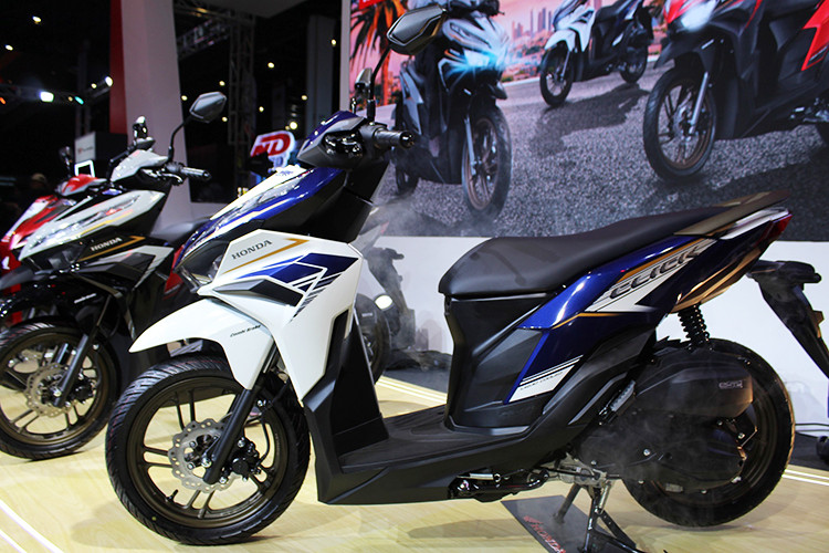 Trong đó, mẫu xe ga Honda Vario 125 CBS ISS được bổ sung thêm 3 màu mới (gồm Advance Matte Red, Advance Matte Blue và Advance Matte Black); Vario 125 CBS 2024 tiêu chuẩn được bổ sung 2 màu mới (Sporty Matte Black và Sporty Red Black).