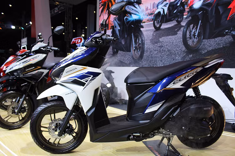 Trong đó, mẫu xe ga Honda Vario 125 CBS ISS được bổ sung thêm 3 màu mới (gồm Advance Matte Red, Advance Matte Blue và Advance Matte Black); Vario 125 CBS 2024 tiêu chuẩn được bổ sung 2 màu mới (Sporty Matte Black và Sporty Red Black).