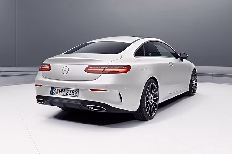 Ngoài ra còn có lựa chọn động cơ 3.0L V6 xăng turbo 333 mã lực / 480Nm của E 400 4Matic hay động cơ 2.0L turbodiesel mới sản sinh 194 mã lực / 400Nm của dòng E 220 d. Tất cả đều được trang bị hộp số tự động 9 tốc độ 9G-Tronic tiêu chuẩn.