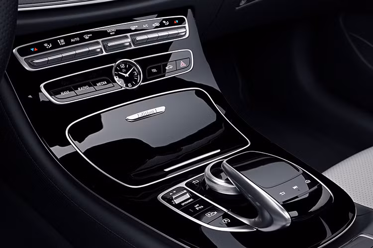 Các công nghệ và tiện ích bên trong khoang lái như hệ thống giải trí đa nhiệm hay bán tự động (Drive Pilot) vẫn sẽ được hãng xe Mercedes-Benz trang bị tương tự trên phiên bản tiêu chuẩn.