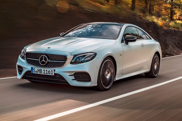 Thiết kế cản trước lớn hơn với khe tản nhiệt màu đen mờ và logo mạ chrome kích thước lớn chạy ngang lưới tản nhiệt trung tâm được thiết kế dạng kim cương. Toàn bộ thân xe được làm nguyên khối tạo sự liền mạch từ đầu cho đến tận đuôi xe, ca-pô với 2 đường gân cơ bắp tạo cảm giác khỏe khoắn cho xe.