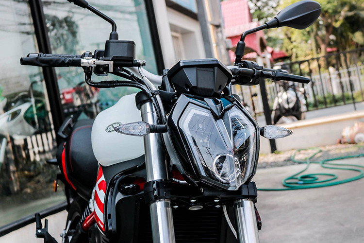 Về thiết kế, phần đầu đèn xe mang phong cách mới cực kỳ ấn tượng - đây cũng là chi tiết nâng cấp được đánh giá cao nhất của Benelli 302S. Hệ thống treo gồm phuộc trước hành trình ngược và hệ thống treo sau là bộ giảm xóc đơn có lò xo chỉnh trước với độ xê dịch 46 mm. 