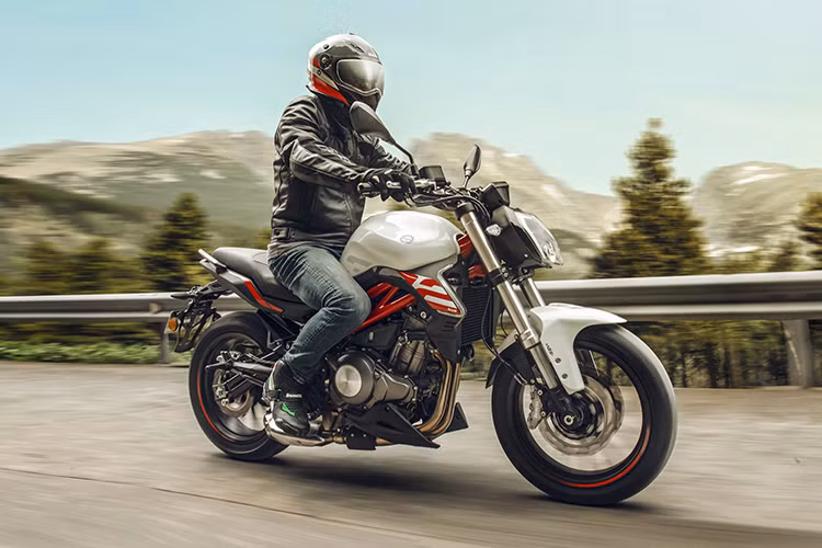 Benelli 302S 2019 mới vẫn sử dụng khối động cơ xilanh đôi, dung tích 300cc, làm mát bằng chất lỏng giống như trên Tornado 302R. Động cơ phun xăng nhiên liệu điện tử có khả năng sản sinh công suất tối đa 38,26 mã lực tại vòng tua 11.500 vòng/phút và mô-men xoắn cực đại 26,5 Nm tại tốc độ 9,750 vòng/phút và được ghép nối với hộp số 6 cấp.