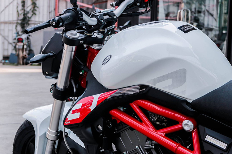 Benelli 302S vẫn sử dụng khung xe dạng mắt cao tuỳ màu sắc so với tổng thể xe. Bình xăng mới kèm bộ tem mới ấn tượng hơn so với bản cũ trước đây. Xe có trọng lượng 206 kg với dung tích bình nhiên liệu là 16 lít.