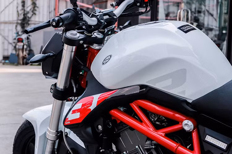 Benelli 302S vẫn sử dụng khung xe dạng mắt cao tuỳ màu sắc so với tổng thể xe. Bình xăng mới kèm bộ tem mới ấn tượng hơn so với bản cũ trước đây. Xe có trọng lượng 206 kg với dung tích bình nhiên liệu là 16 lít.