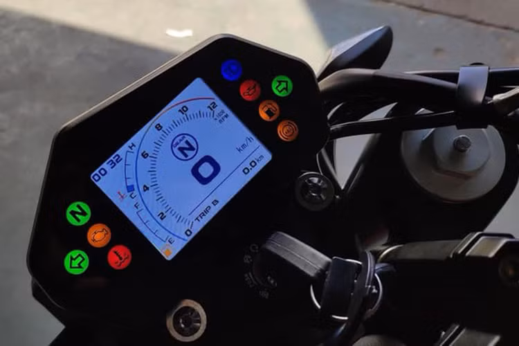 Đồng hồ lục giác dạng kỹ thuật số hoàn toàn dạng màu, hiển thị đủ thông số như vòng tua máy, vận tốc, cấp số, lượng xăng, hành trình và thời gian.