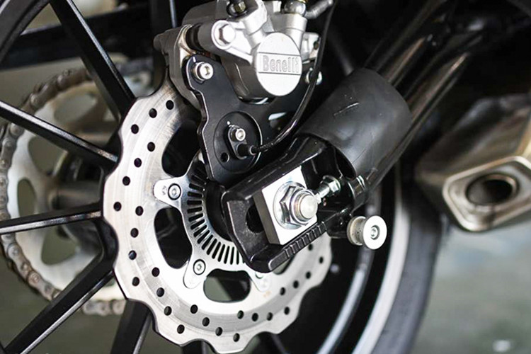 Bên cạnh đó, chắn bùn phía trước, hệ thống treo, bộ la-zăng hợp kim và lốp xe được cũng tinh chỉnh. Đáng chú ý là trang bị phanh ABS tiêu chuẩn trên cả bánh trước và bánh sau của thương hiệu Bosch. Đi cùng là bộ la-zăng hợp kim 17 inch với lốp trước kích thước 110/70 R17 và lốp không săm phía sau 150/60 R17.