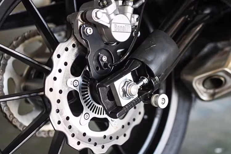 Bên cạnh đó, chắn bùn phía trước, hệ thống treo, bộ la-zăng hợp kim và lốp xe được cũng tinh chỉnh. Đáng chú ý là trang bị phanh ABS tiêu chuẩn trên cả bánh trước và bánh sau của thương hiệu Bosch. Đi cùng là bộ la-zăng hợp kim 17 inch với lốp trước kích thước 110/70 R17 và lốp không săm phía sau 150/60 R17.