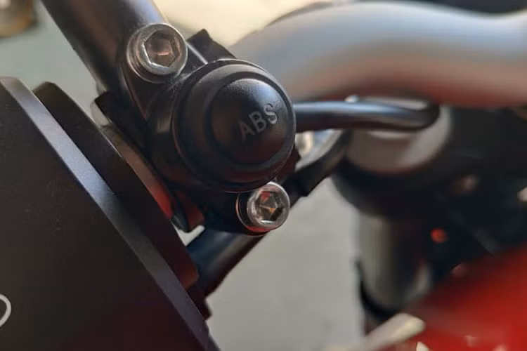 Tay lái của xe thiết kế khá vừa tầm so với vóc dáng người Châu Á, đang chú ý ở các nú công tắc hiện đã có thêm nút tắt/bật hệ thống ABS tiện dụng ngay trên cùm công tắc bên tay trái.