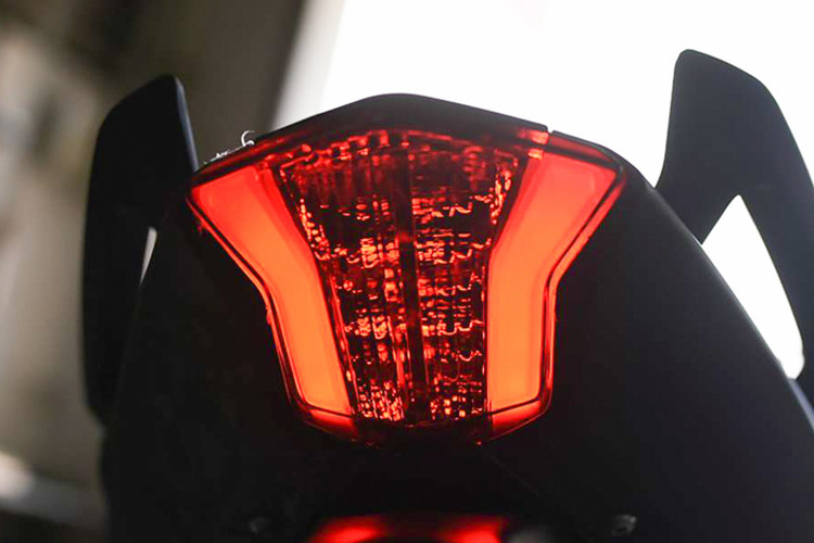 Đèn hậu của xe cũng được nâng cấp sử dụng công nghệ đèn LED hiện đại hơn so với thế hệ trước, tay xách sau của xe dạng chia đôi. Yên xe liền tấm và phần gắn biển số được điều chỉnh. Hệ thống xả "hai trong một" mới đặt ở dưới cũng là một điểm mới trên Benelli 300S.