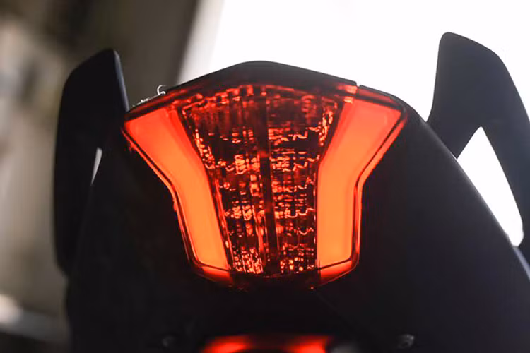 Đèn hậu của xe cũng được nâng cấp sử dụng công nghệ đèn LED hiện đại hơn so với thế hệ trước, tay xách sau của xe dạng chia đôi. Yên xe liền tấm và phần gắn biển số được điều chỉnh. Hệ thống xả "hai trong một" mới đặt ở dưới cũng là một điểm mới trên Benelli 300S.