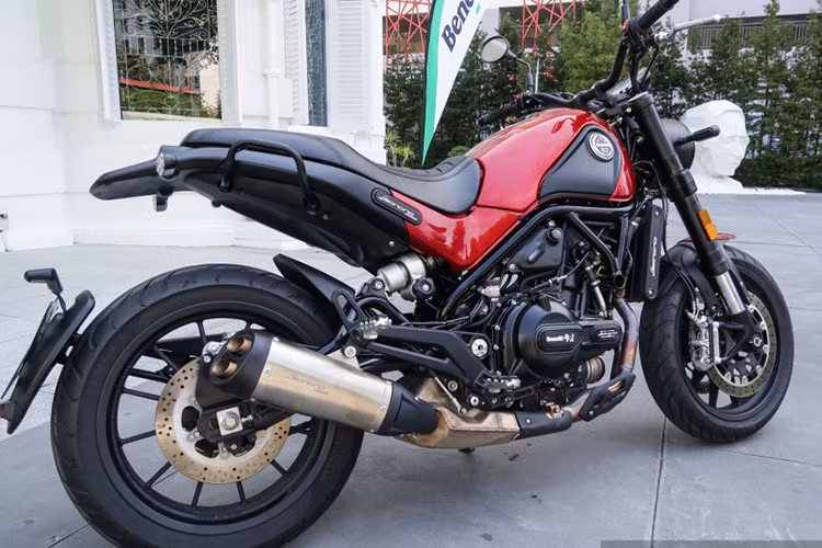 Mặc dù đã thuộc quyền sở hữu của người Trung Quốc, nhưng nhãn hiệu Benelli vẫn không đánh mất thiết kế riêng của mình trong các sản phẩm mới. Điều đó đã được thể hiện qua mẫu xe môtô Leoncino mới này, xe sở hữu kiểu dáng scrambler nhỏ gọn mang hơi hướng Ducati Scrambler.