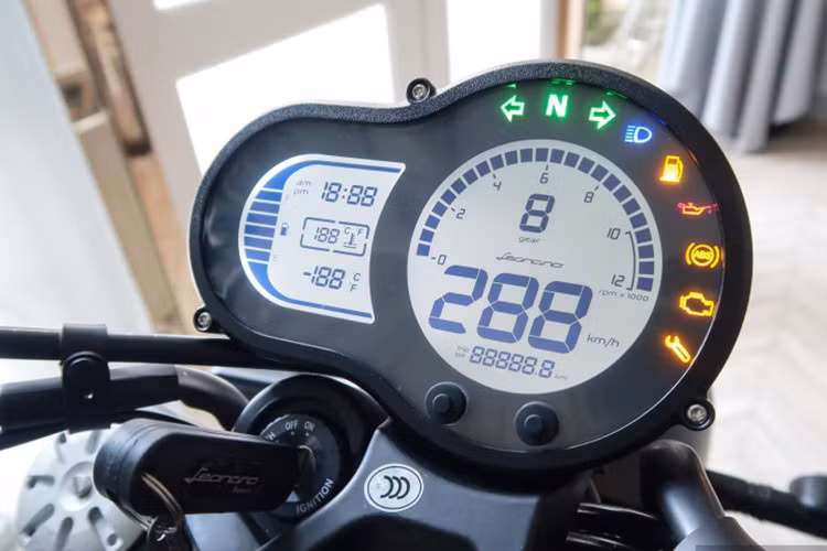 Cụm đồng hồ của Leoncino 500 hiển thị dạng thông tin dạng điện tử hoàn toàn. Chính giữa là đồng hồ báo tốc độ, vòng tua, đèn báo... bên cạnh là nhiệt độ cùng mức đo nhiên liệu. Xe sở hữu khoá điện dạng chìa, các nút bấm thiết kế đơn giản giống như nhiều mẫu xe hiên đang bán ra của hãng.