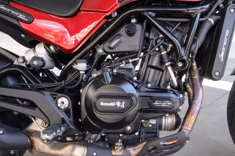 Theo hãng xe máy Benelli, động cơ này tạo ra công suất tối đa 48 mã lực tại vòng tua máy 8.500 vòng/phút và mô-men xoắn cực đại 45 Nm tại vòng tua máy 4.500 vòng/phút. Động cơ nằm trong khung bằng thép ống và kết hợp với hộp số 6 cấp. Hệ thống xả chạy ôm bên dưới động cơ và không hề có tấm chắn bảo vệ.