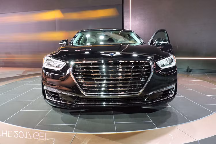  G80 nổi bật với lưới tản nhiệt chia ô chữ nhật. Đèn pha bi-xenon HID, đèn LED chạy ban ngày, mâm xe hợp kim 18 hoặc 19 inch…với thiết kế khá sang trọng cũng được trang bị trên mãu xe này. Tuy nhiên về tổng thể nó không thay đổi qúa nhiều so với người tiền nhiệm.