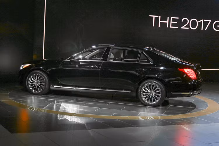 Genesis G80 2017 từng được giới thiệu lần đầu ở triển lãm Detroit Auto Show hồi tháng 01/2016. Đến nay, hãng xe này lại công bố thêm phiên bản cho thị trường Mỹ. Về cơ bản nó có thể coi như là phiên bản nâng cấp của người tiền nhiệm với những trang bị "xịn" hơn.