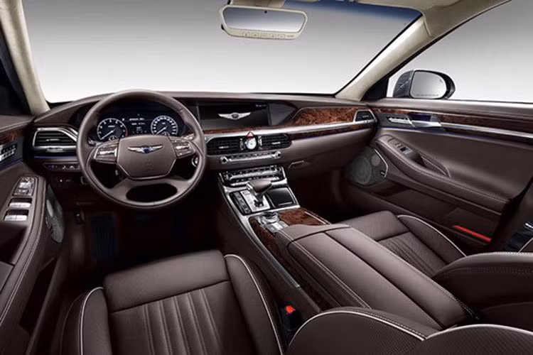 Nội thất Genesis G80 2017 có khá nhiều trang thiết bị sang trọng như; ghế trước chỉnh điện 12 hướng, điều hòa không khí tự động 2 vùng, ghế trước sưởi ấm, hệ thống thông tin giải trí với màn hình 8 inch (hệ thống này tương thích với cả 2 ứng dụng Apple CarPlay và Android Auto).