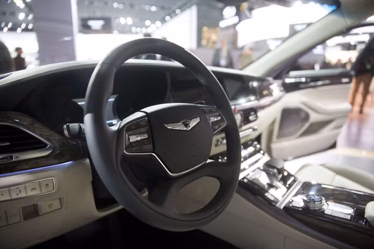 Vô lăng xe được bọc da với thiết kế sang trọng, đi kèm nhiều tiện ích phím bấm. Các trang thiết bị tùy chọn bao gồm dàn âm thanh Lexicon 17 loa, đi kèm màn hình 9,2 inch cùng hàng loạt chi tiết ốp gỗ và bằng nhôm cao cấp... được trang bị khá hấp dẫn trên mẫu xe hạng sang mới này.