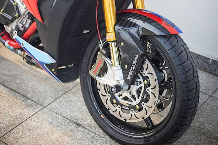 Hệ thống phanh sử dụng heo dầu Brembo Billet HP "hàng hiệu", với heo kép 4-piston phía trước cùng heo đơn 2-piston phía sau. Thắng trước được phân phối lực bóp qua cùm Brembo Billet Racing, kết hợp đĩa Alpha Racing chuyên dụng đường đua thì thắng sau chịu tác dụng qua Reat Set Gilles Tooling thừa hưởng từ siêu môtô BMW HP4 .