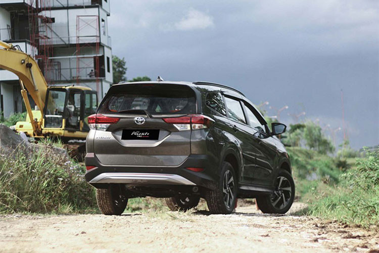 Tại thị trường Indonesia, Toyota Rush sử dụng động cơ 4 xy-lanh thẳng hàng (I4) dung tích 1.5L cho công suất tối đa 104 mã lực và mô-men xoắn cực đại 136 Nm; dẫn động cầu sau và tùy chọn hộp số sàn 5 cấp hoặc tự động 4 cấp. Nếu được bán ra tại thị trường Việt Nam, Toyota Rush sẽ được định vị dưới Toyota Innova.