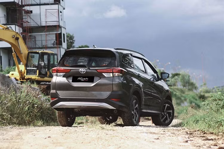 Tại thị trường Indonesia, Toyota Rush sử dụng động cơ 4 xy-lanh thẳng hàng (I4) dung tích 1.5L cho công suất tối đa 104 mã lực và mô-men xoắn cực đại 136 Nm; dẫn động cầu sau và tùy chọn hộp số sàn 5 cấp hoặc tự động 4 cấp. Nếu được bán ra tại thị trường Việt Nam, Toyota Rush sẽ được định vị dưới Toyota Innova.