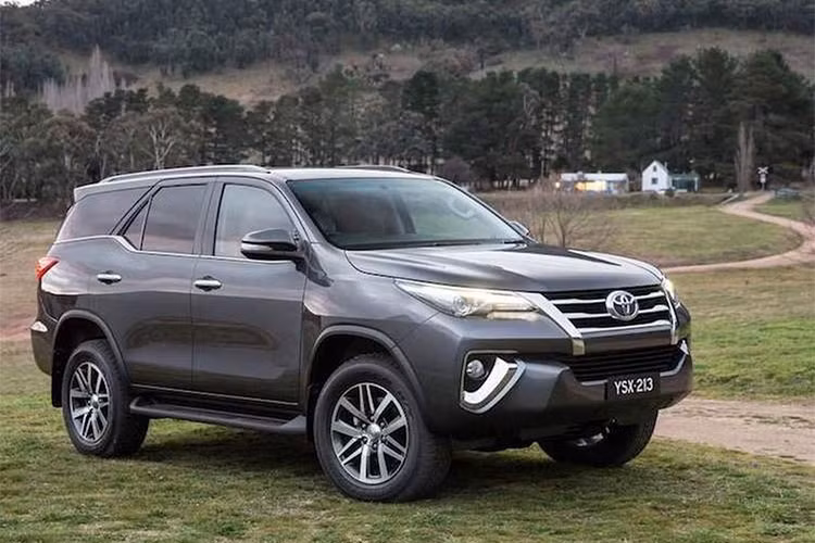 Toyota Fortuner 2017 là một dòng xe SUV 7 chỗ ăn khách tại Việt Nam; phiên bản máy dầu số tự động một cầu dự kiến sẽ về Việt Nam trong thời gian tới dau khi đã có được đầy đủ mọi giấy tờ chứng nhận kiểu loại...