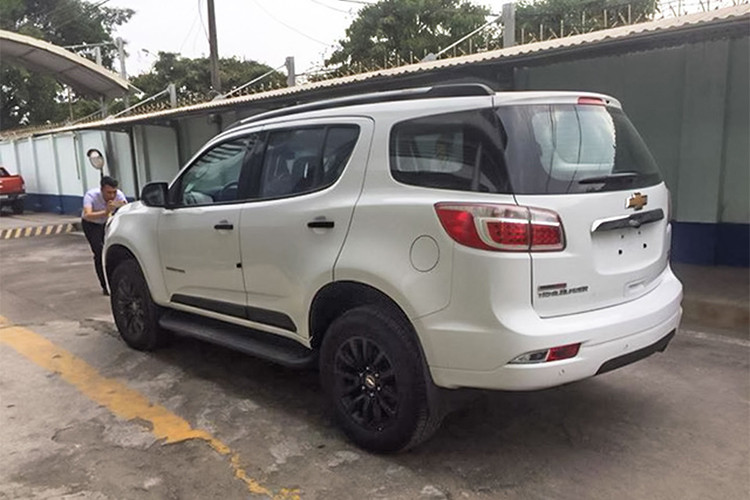 Chevrolet Trailblazer bản LTZ tại Việt Nam sẽ được trang bị mâm xe kích cỡ 18 inch mới, trong khi các bản thấp hơn sẽ chỉ có mâm 16 inch. Ngoài ra thiết kế khoảng sáng gầm xe lên tới 221mm cũng góp phần làm tăng thêm dáng vẻ thể thao cho mẫu xe SUV phong cách Mỹ này.