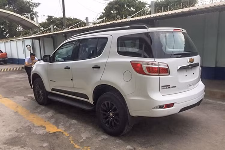 Chevrolet Trailblazer bản LTZ tại Việt Nam sẽ được trang bị mâm xe kích cỡ 18 inch mới, trong khi các bản thấp hơn sẽ chỉ có mâm 16 inch. Ngoài ra thiết kế khoảng sáng gầm xe lên tới 221mm cũng góp phần làm tăng thêm dáng vẻ thể thao cho mẫu xe SUV phong cách Mỹ này.