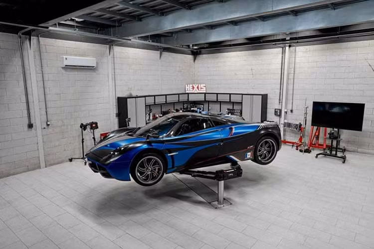 Sau khi tay chơi Minh Nhựa đưa McLaren Elva gần 200 tỷ đồng đã về Việt Nam, rất có thể siêu phẩm thần gió Pagani Huayra hơn 80 tỷ đồng sẽ được bán đi, để có chỗ cho McLaren Elva về garage của đại gia này. Tất nhiên, đây chỉ là suy đoán từ giới mê xe, chính chủ chưa lên tiếng trong vụ việc này. 