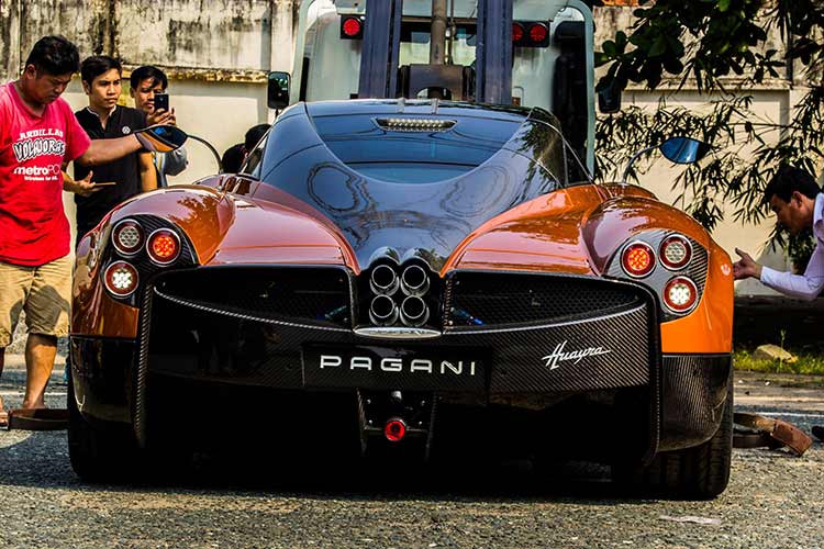 Giả sử Minh Nhựa bán Pagani Huayra, chắc chắn thông tin này sẽ giữ bí mật, không rao công khai và nhiều khả năng Pagani Huayra sẽ về chung nhà với Bugatti Veyron, bởi đơn giản, chỉ có chủ nhân của "ông hoàng tốc độ" hiện tại mới có hứng thú mua Pagani Huayra để làm dày cho bộ sưu tập siêu xe của mình.