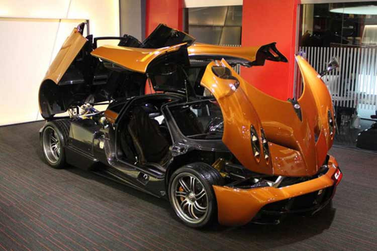 Pagani Huayra của Minh Nhựa đã trải qua 3 lần thay áo khác nhau. Mới đây nhất chiếc Pagani Huayra độc nhất Việt Nam đã mang màu áo với điểm nhấn là 2 màu đen Matte và xanh Matte Night Metallic làm màu chủ đạo. Bộ áo này mất gần 1 tuần để những người thợ tại Sài thành thực hiện.
